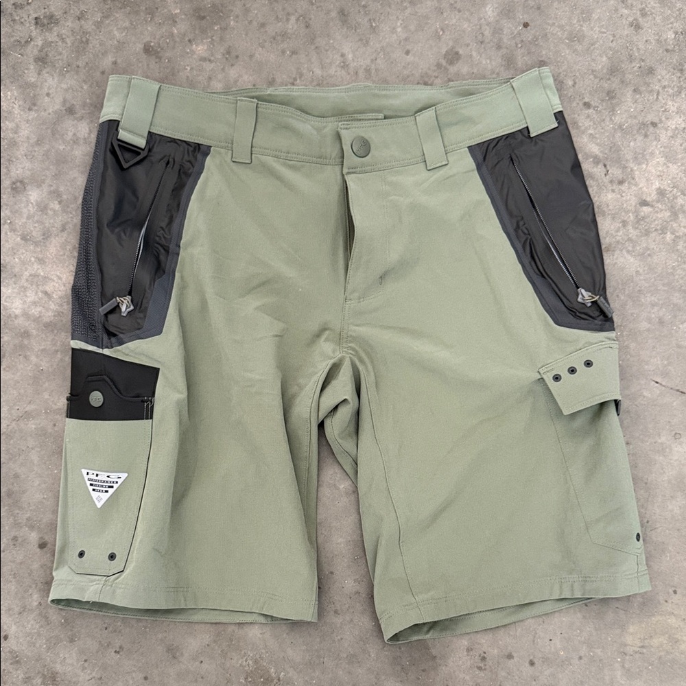 Columbia PFG Green and Black Fishing/Performance Shorts